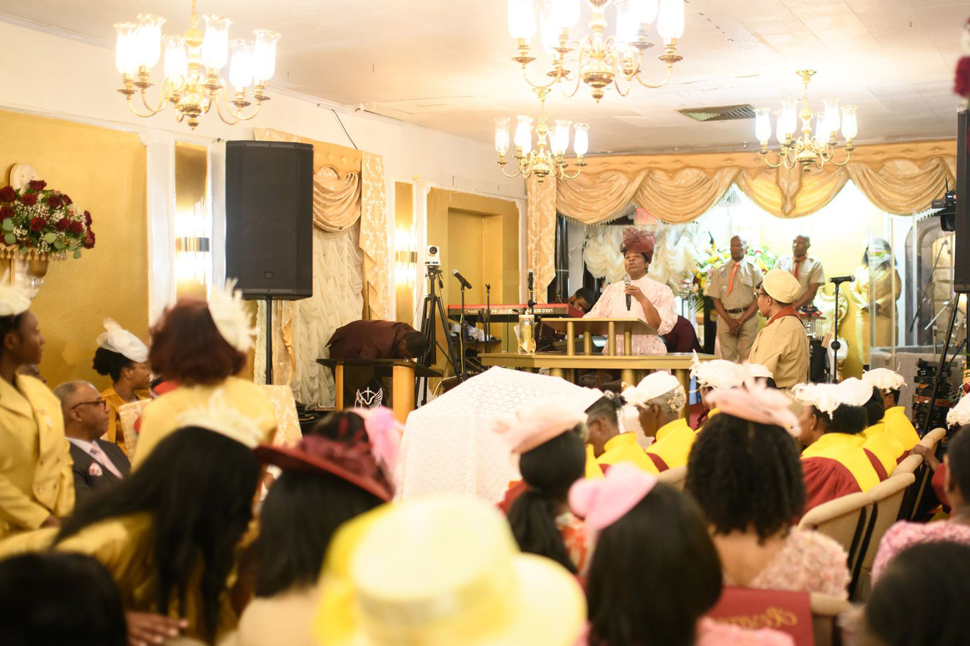 Congregation gathered in worship at Église Pentecôte de la Dernière Heure